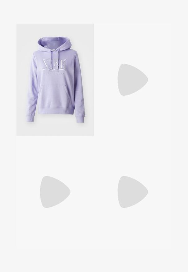Felpa Nike viola con tasca a marsupio, cappuccio regolabile con cordoncino e logo bianco "NIKE SPORTSWEAR". Tessuto morbido con polsini e orlo a coste.; Pantaloni della tuta blu navy realizzati in tessuto morbido, con vita elasticizzata regolabile tramite cordino, polsini elasticizzati e un piccolo logo bianco.; Scarpe da ginnastica argentate con una finitura liscia e lucida, caratterizzate da un design cucito e il numero 90 sul lato, abbinate a pantaloni bianchi.; Borsa in denim blu scuro con una forma morbida e flessibile, caratterizzata da un manico in stile hobo e una superficie testurizzata. Senza accenti hardware visibili.