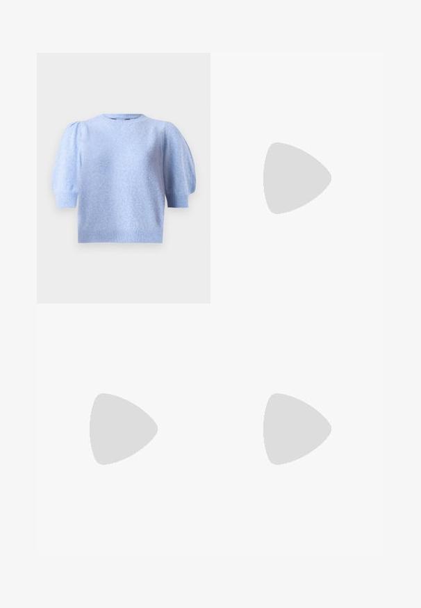 Maglione azzurro chiaro a maniche corte con scollatura rotonda, finitura testurizzata e maniche a sbuffo. Bordo ribattuto alle maniche e all'orlo.; Jeans svasati di un blu chiaro, realizzati in denim, con vita alta, cinque tasche e chiusura a un bottone. Morbido al tatto con una finitura scolorita.; Sneakers di tela blu chiaro con punta e suola in gomma crema, dotati di lacci bianchi e un cinturino sul tallone.; Borsa tote in pelle nera con texture liscia, forma rettangolare e due manici lunghi. Nessun hardware o decorazione visibile.