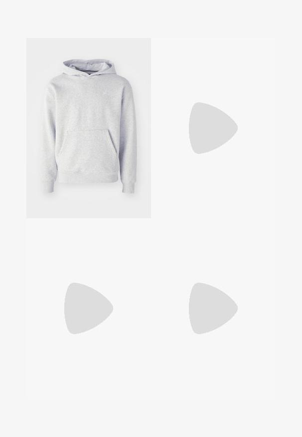 Sudadera con capucha gris hecha de una tela suave. Cuenta con un bolsillo canguro, puños acanalados y un logo sutil en el pecho. Diseño simple.; Camiseta blanca de algodón con mangas cortas, cuello redondo, corte relajado y sin logotipos ni patrones visibles. Textura suave y diseño minimalista.; Pantalones de chándal negros hechos de tela suave, con una cinturilla elástica con cordón, puños acanalados y un pequeño logo en el muslo izquierdo.; Zapatillas de cuero blanco con perforaciones, punta redonda, suela plana y cordones gruesos, con un logo de swoosh visible y "AIR" en el talón.