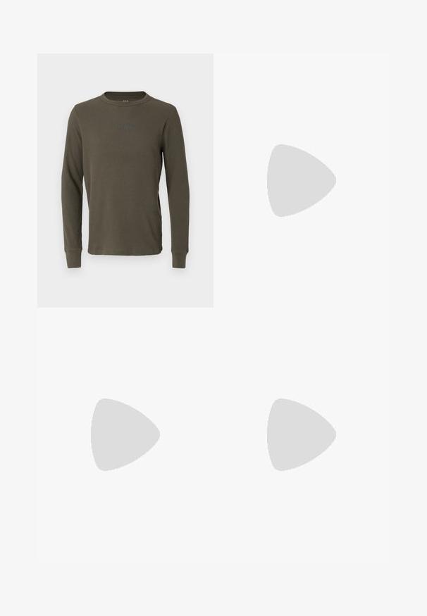Langärmliges, olivgrünes, geripptes T-Shirt mit Rundhalsausschnitt und dezentem GAP-Logo auf der Brust. Weiche Textur und figurbetontes Design.; Schwarze, taillierte Hose mit geradem Schnitt, aus glattem Stoff gefertigt. Verfügt über Gürtelschlaufen und eine Bügelfalte an der Vorderseite.; Weiße Leder-Sneaker mit glatter Oberfläche, rundem Zehenbereich, flachen Schnürsenkeln und strukturiertem Schuhsohlen. Graues Wildleder-Detail an der Ferse.; Klarer Kunststoff-Sonnenbrillen mit rechteckigen braunen Gläsern, ausgestattet mit dünnen, transparenten Bügeln und Metallakzenten an den Schläfen.