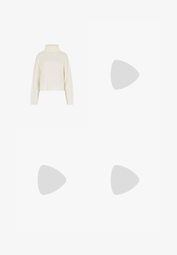 Maglione a collo alto color crema con texture a coste, vestibilità oversize, spalle scese e maniche lunghe per una silhouette rilassata.; Jeans in denim blu con gamba dritta e vita alta, design a cinque tasche e chiusura con bottoni. Cuciture evidenti e rivetti di tonalità rame.; Sneaker in suede marrone con dettagli e lacci bianchi. Suola in gomma color gomma. Indossati con calzini bianchi con righe nere. Pavimento verde texturizzato.; Occhiali da sole neri e angolari con lenti grigie; realizzati in plastica, con aste spesse dalla superficie liscia e senza hardware visibile.