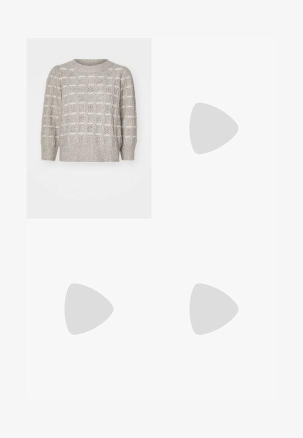Maglione a maglia grigio chiaro con un motivo testurizzato caratterizzato da quadrati in rilievo e dettagli a traforo; scollo a girocollo e polsini e orlo a costine.; Jeans in denim azzurro chiaro con vestibilità dritta, cinque tasche e zip. Il tessuto presenta una finitura testurizzata classica con una leggera scoloritura.; Ballerine in pelle verniciata bordeaux con punta arrotondata, piccolo fiocco decorativo sulla parte anteriore e suola bassa in gomma nera. Texture liscia.; Borsa a tracolla sintetica marrone con due lunghe maniglie, dettagli metallici quadrati e un logo sottile. Indossata con una gonna crema chiara e sandali.