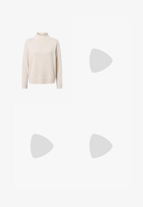 Cremfarbener Strickpullover mit hohem Rippkragen, lockerer Passform und gerippten Bündchen und Saum. Weiche Textur und leichtes Material.; Schwarze weite Hosen aus glattem Stoff, mit einem Reißverschluss vorne und zwei seitlichen Taschen, maßgeschneiderter Passform und minimalistischem Design.; Braunes Leder-Knöchelhochstiefel mit abgerundetem Zeh, strukturiertem Obermaterial und niedrigem, gestapeltem Absatz. Verfügt über ein seitliches Einsätzen und eine Ziehschlaufe an der Oberseite.; Schwarze Leder-Tote mit einem weichen, lässigen Design, breiten Griffen und einer glatten Textur. Keine sichtbaren Beschläge oder Verzierungen.