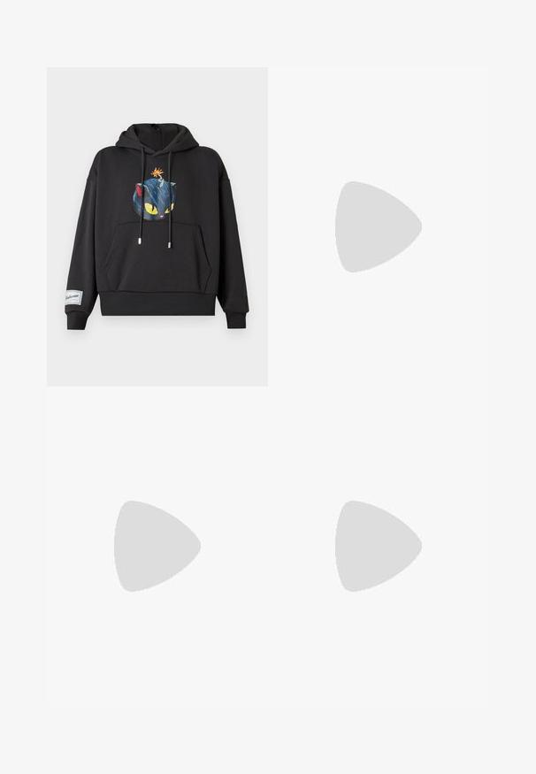 Czarna hoodie z grafiką niebieskiego kota z żółtymi oczami i bombą na głowie. Zawiera kieszeń z przodu i ściągacz u dołu.; Czarna koszula z długim rękawem, wykonana z gładkiego materiału. Posiada wyprofilowany kołnierz, zapięcie na guziki z przodu oraz dwie kieszenie na piersi z klapką.; Czarne dopasowane spodnie charakteryzują się gładkim materiałem, prostym krojem oraz paskiem w talii z prostokątną klamrą. Wyróżniające się przednie pliski podkreślają design.; Czarne skórzane buty wsuwane z ostrym noskiem, gładką fakturą i subtelnym logo z boku. Niski obcas z czystym, minimalistycznym designem.