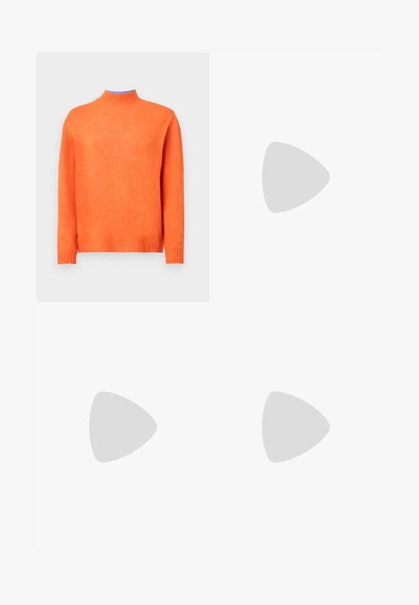 Oranžový pletený svetr s vysokým límcem, žebrovanými manžetami a lemem, hladkou texturou a volným střihem.; Bílé tričko s krátkým rukávem vyrobené z bavlny, se zeleným grafickým logem uvnitř oválného tvaru umístěným na středu hrudi.; Temně zelené tepláky vyrobené z měkké látky, s elastickým pasem a bočními švy, s malým logem na přední straně.; Bílé tenisky vyrobené z hladkého syntetického materiálu, s kulatou špičkou, plochou podrážkou a jemnými logo akcenty po stranách. Klasický design nízkých tenisek.