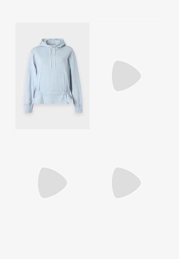 Světle modrá mikina s kapucí z jemné látky, vybavená stahovací šňůrkou, elastickým pasem a dvěma předními kapsami. Jednoduchý detail s logem.; Džínová sukně s patchwork vzorem obsahující světlé a středně modré části, roztrhané okraje a vysoký pas. Klasický pětikapsový styl.; Černé kožené vysoké boty po kolena se čtveratou špičkou, bočním zipem a nastavitelným páskem s kovovým řetízkem. Matný povrch a pevná podrážka.; Ree Projects ANN TOTE MINI - Kabelka - black