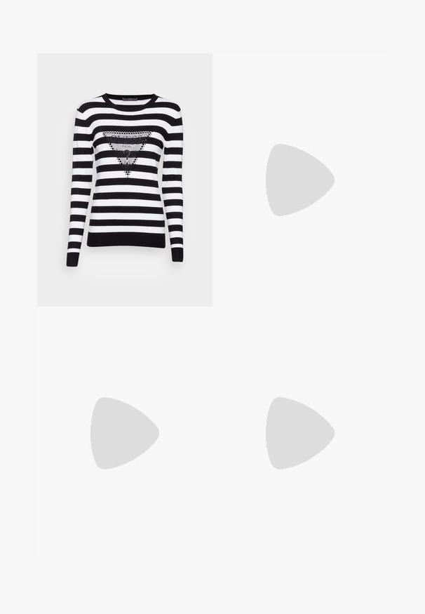 Guess PAULETTE - Camisola - black/white; Jeans flare azul claro feitos de denim, com uma cintura alta, bolsos frontais e uma bainha desgastada nas bainhas para um look casual.; Sandalias de salto alto bege com biqueira pontiaguda, material de couro brilhante, detalhe de acabamento dourado na parte da frente e um salto fino tipo stiletto.; Um par de brincos em forma de lua crescente, prateados e polidos, com fechos articulados sobre um fundo branco.