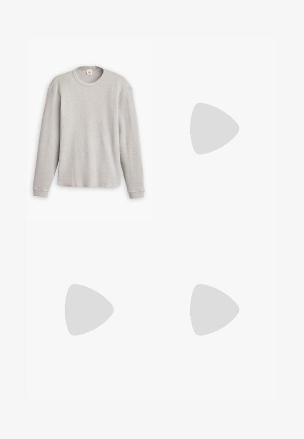 Grijze lange mouwen trui van gebreid materiaal met een geribbeld patroon, ronde halslijn en rechte zoom. De manchetten zijn aansluitend en gemaakt van zachte stof.; Wijdvallende broek met groene en bruine pixelachtige camouflageprint, knoopsluiting en trekkoorden aan de onderkant.; Bruine leren enkellaars met metalen oogjes, witte faux bont voering, zwarte gewatteerde kraag, robuuste zool en een reliëflogo aan de zijkant.; Zwarte, vierkantvormige zonnebril met grijzige lenzen. Dikke plastic montuur met gouden accenten en branding op de poot. Soepele textuur.