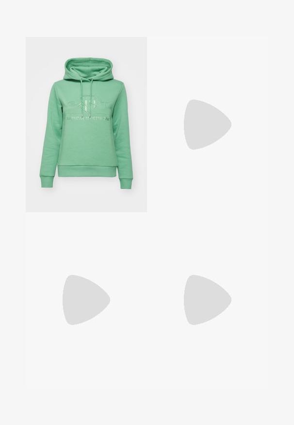 GANT TONAL SHIELD HOODIE - Mikina s kapucí - seacrest green; Bílá bavlněná tričko s kulatým výstřihem, krátkými rukávy, rovnym střihem a hladkou strukturou. Bez vzorů a ozdob.; Černé džínové kalhoty s rovný fit, vysokým pasem, pěti kapsami a kovovými akcenty, s hladkým povrchem a klasickým prošíváním.; Bílé tenisky s semišovými akcenty, texturovanými tkaničkami a gumovou podrážkou. Kombinováno s volnými béžovými kalhotami. Logo umístěné na boční straně.