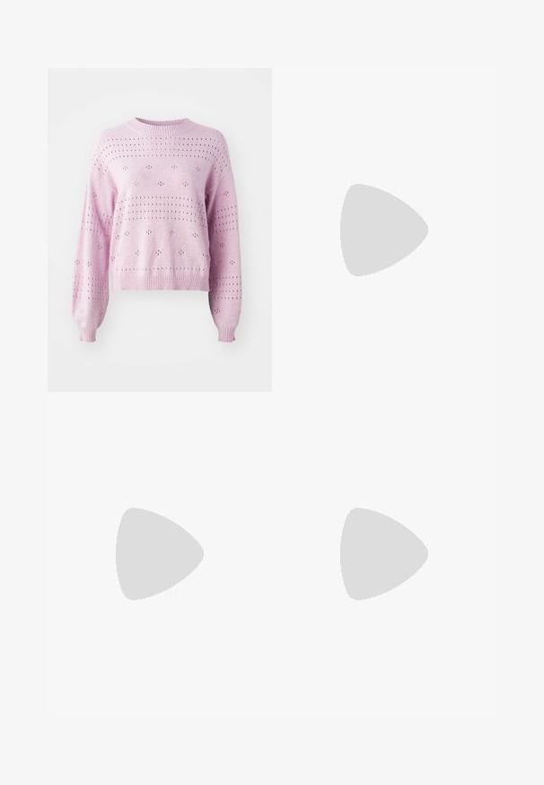 Maglione lavorato a maglia rosa chiaro con maniche a sbuffo, polsini a costine e fori disposti in un motivo a pois su tutta la superficie.; Pantaloni in velluto a coste beige con vestibilità ampia, dotati di vita con cordoncino, due tasche frontali e lavorazione a coste verticali.; Sneaker grigio chiaro realizzato in suede e rete, con tre strisce bianche, punta arrotondata e suola in gomma color caramello. Accento del logo dorato vicino ai lacci.; Orecchini a cerchio in argento con un design torciglionato, caratterizzati da una finitura lucida e chiusura a perno. Misurano circa 3 cm di diametro.
