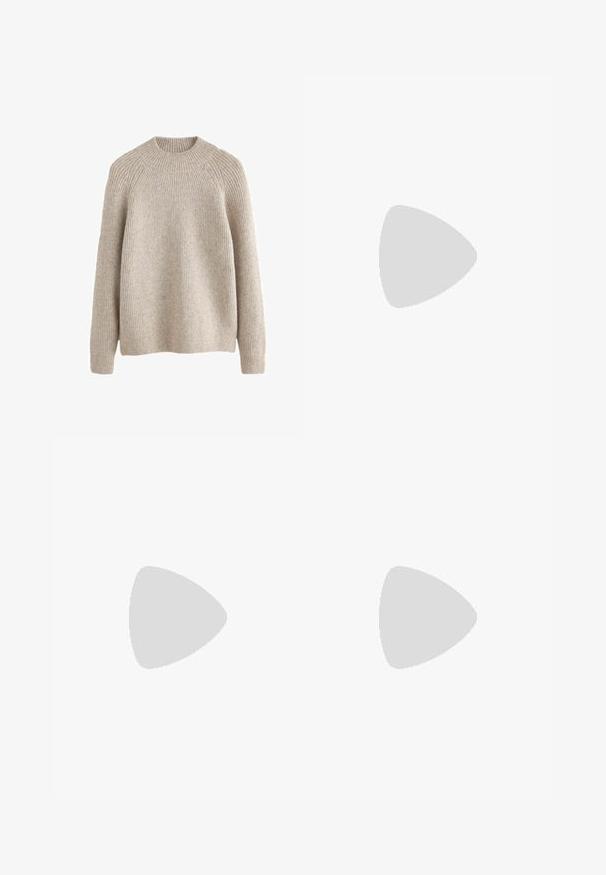 Maglione a coste di colore beige chiaro con collo alto e rotondo e maniche lunghe. Tessuto morbido e vestibilità rilassata, con cuciture delle spalle a raglan.; Due magliette nere di cotone a maniche corte, con scollatura rotonda e una texture liscia, esposte impilate insieme.; PULL&BEAR MEGA BAGGY - Jeans baggy - light grey; Stivale alla caviglia in suede tan con collare imbottito nero, occhielli in metallo dorato, dettagli in cucitura bianca e suola in gomma robusta con battistrada pronunciato.