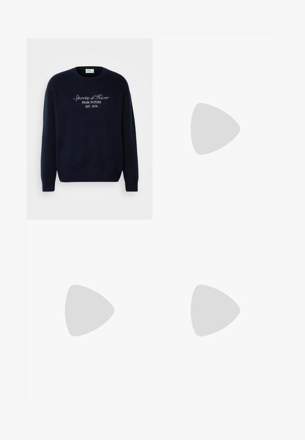 Maglione blu navy realizzato in morbido tessuto, con un classico collo a giro e testo ricamato: "Sports d'Hiver FROM FUTURE EST. 2018."; T-shirt bianco in cotone con collo rotondo, maniche corte e un logo a rilievo discreto sul petto. L'etichetta interna ha un accento arancione.; Pantaloni neri su misura con taglio dritto. Realizzati in tessuto liscio, presentano una parte anteriore piatta, passanti per cintura e due tasche laterali.; Sneaker bianca in pelle con accenti in suede beige, caratterizzata da una punta rotonda, chiusura con lacci e suola in gomma marrone, con il nome del marchio "BOSS".; Borsa a secchiello nera realizzata in materiale sintetico testurizzato. Presenta due manici e una tracolla regolabile. Design semplice senza motivi visibili.