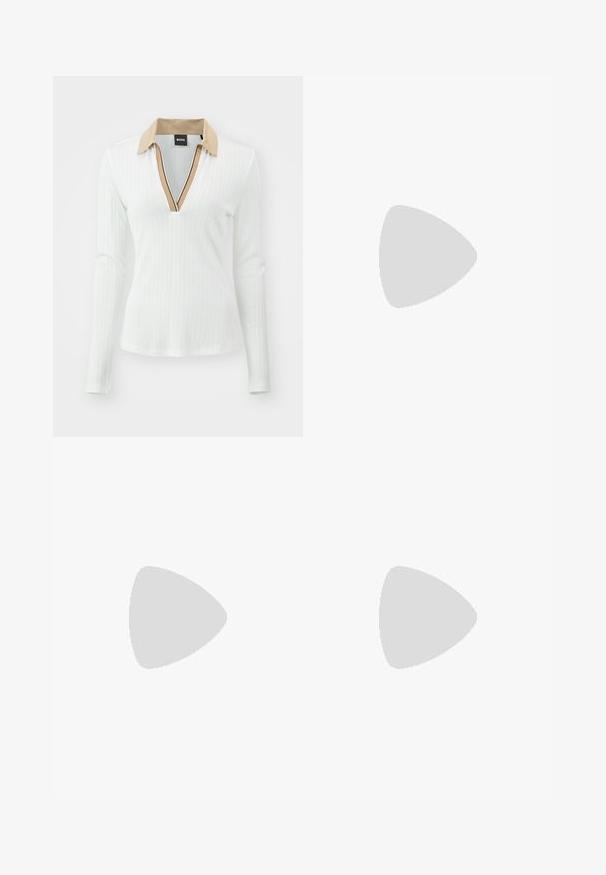 Valkoinen ribattua pitkähihainen paita, jossa on beige kaulus. Ominaisuuksiin kuuluu syvä V-muotoinen kaula-aukko ja hienovaraiset raidalliset yksityiskohdat kaula-aukon ympärillä.; Polo Ralph Lauren HIGH RISE RELAXED STRAIGHT TROUSER - Housut - black; Kärkisaapas nilkkahihnalla off-white nahasta, jossa on matala korko ja leikattu muotoilu, sileällä pinnalla ja vähäisillä yksityiskohdilla.; Kermanahkbag med kurvet form, udstyret med guldhardwaredetalje. Stropen er fastgjort med en metalbeslag.