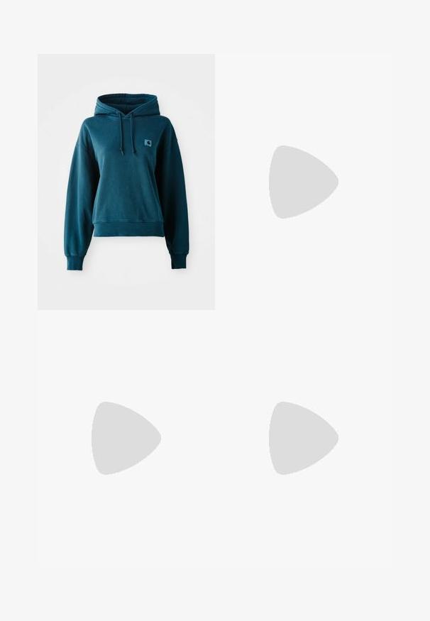 Teal hættejakke lavet af blødt stof, med snortræk i hætten, ribbede manchetter og kant, samt et lille logo-patch på brystet.; Kulgrå Adidas T-shirt med korte ærmer og en lille neon grøn grafik af højttalere, sol og Adidas-logo på venstre bryst.; Beige mønstret langærmet skjorte med hvid krave. Sort t-shirt. Hvide mesh shorts med grøn kant. Begge har hvide sneakers på.; Sorte og hvide sneakers med en overdel i ruskind og læder, der har tre hvide striber, en perforeret tå og en sål i gummigummi.