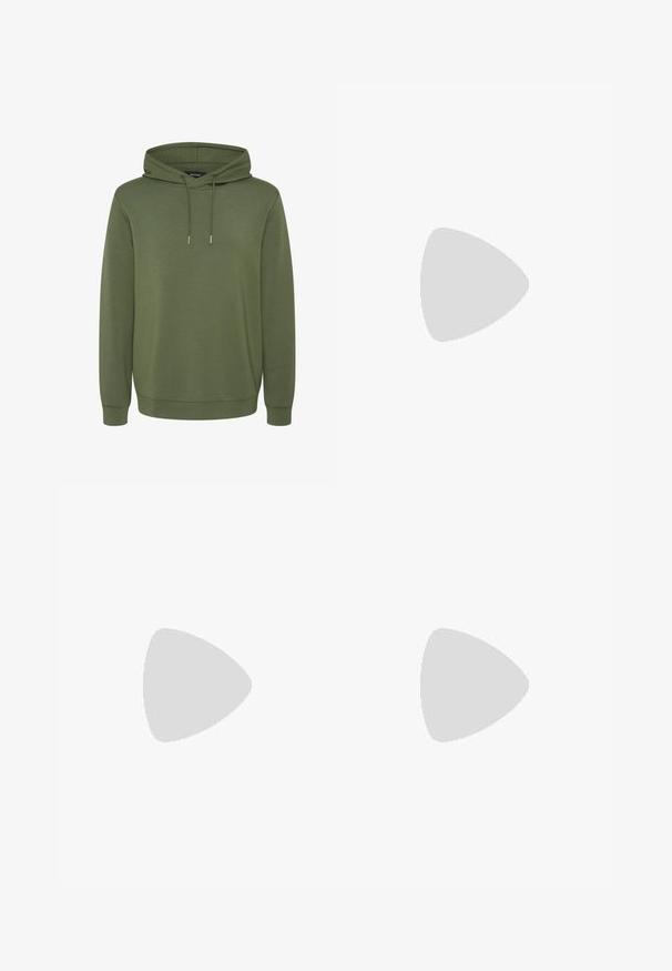 Felpa verde oliva realizzata in un materiale morbido, presenta un cappuccio capiente con lacci e polsini e orlo a costine per una vestibilità comoda.; T-shirt bianco a maniche corte realizzato in cotone, con scollatura rotonda e vestibilità rilassata. Texture liscia, senza motivi o dettagli visibili.; Pantaloni lounge grigi in cotone con cintura elastica, cordoncino e due tasche laterali; design a gamba dritta, morbida al tatto, senza motivi.; Stivale alla caviglia in suede tan con collare imbottito nero, occhielli in metallo dorato, dettagli in cucitura bianca e suola in gomma robusta con battistrada pronunciato.