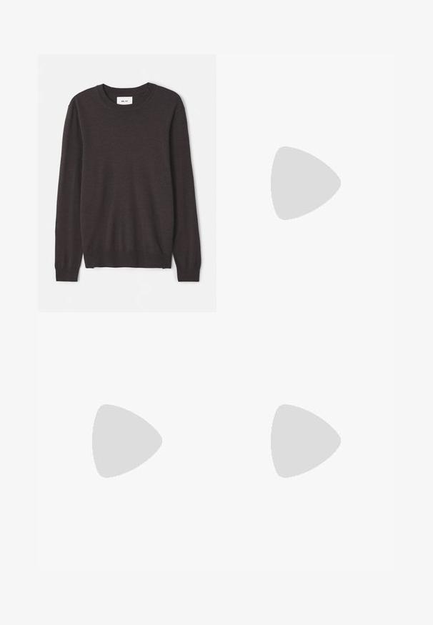 Dunkelbrauner Strickpullover mit rundem Ausschnitt, langen Ärmeln, gerippten Bündchen und Saum, glatter Textur und minimalem Markenlabel.; Weißes Langarm-Hemd mit Knopfleiste, aus glattem Stoff, ausgestattet mit einem klassischen Kragen und einer Reihe von perlenartigen Knöpfen entlang der Vorderseite.; Schwarze, plissierte Hose mit geradem, weitem Bein. Hergestellt aus glattem Stoff, mit Knopfverschluss und Gürtelschlaufen.; Schwarze Lederoberlederschuhe mit glatter Oberfläche, abgerundetem Zeh, fünf Ösen für die Schnürsenkel und niedrigem Blockabsatz. Minimalistisches Design mit feinen Nähten.; Schwarze Stofftote mit schwarzen Ledergriffen. Einfaches Design, geräumiger Körper und glatte Textur. Keine sichtbaren Logos oder Muster.