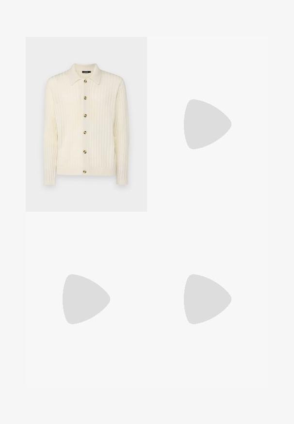Cardigan crème en maille côtelée avec un devant boutonné, un col écarté et cinq boutons ronds, présentant un tissu texturé et des poignets ajustés.; T-shirt en coton blanc à manches longues avec un col rond, arborant un petit logo jaune et bordeaux sur la poitrine gauche. Poignets et ourlet sans coutures.; Pantalons en denim bleu foncé à jambes larges avec une taille haute, fermeture à cinq boutons et cinq poches. Présente des accents de couture sur les coutures.; Loafers en cuir verni noir avec un design tressé, une touche de pampilles et une semelle en caoutchouc texturée et épaisse. La vue de côté met en avant une silhouette élégante.