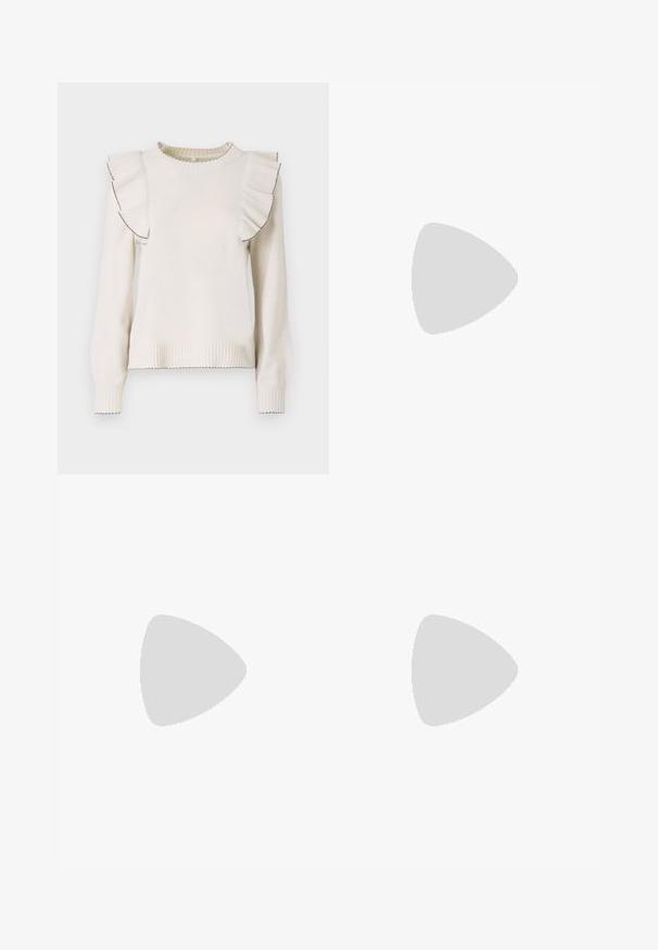 Pull crème avec des accents froncés sur les épaules, des poignets et un ourlet côtelés, et des coutures noires contrastantes le long des bords des fronces.; Pantalons en denim à jambe large présentant un dégradé de bleu clair à bleu foncé, taille haute, passants de ceinture et une ceinture en tissu assortie. Finition en denim texturé.; Mocassins plateformes en cuir noir avec un bout arrondi et une large sangle sur le devant. Dotés d'un talon carré épais et d'une texture lisse.; Sac à épaule en denim avec un design plissé, de couleur bleue, accents en clous argentés le long des bords et une sangle texturée.