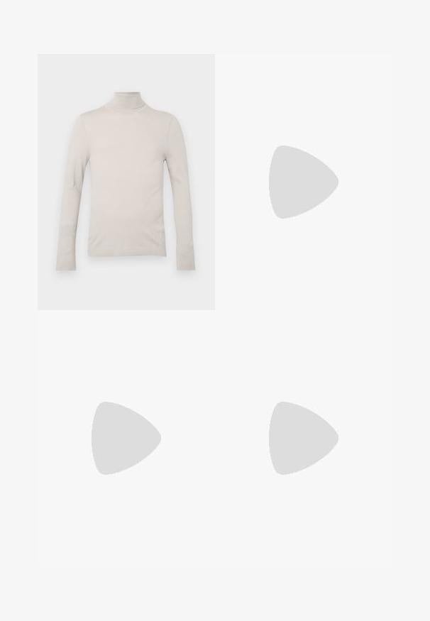 Lys beige turtleneck genser laget av glatt stoff, med lange ermer og en figurnær design, med ribbestrikket hals og mansjetter.; Langermet hvit bomullsskjorte med rund hals, sidespalter nederst og en jevn tekstur, vist fra baksiden.; Lys blå denimjeans med rett ben-design, fem lommer, knappeåpning, minimal falming og kontrasterende sømdetaljer.; Hvit sneakers med en glatt skinnoverdel og lav profil. Har en rund tå, seks snøring hull, og en teksturert gummisåle.