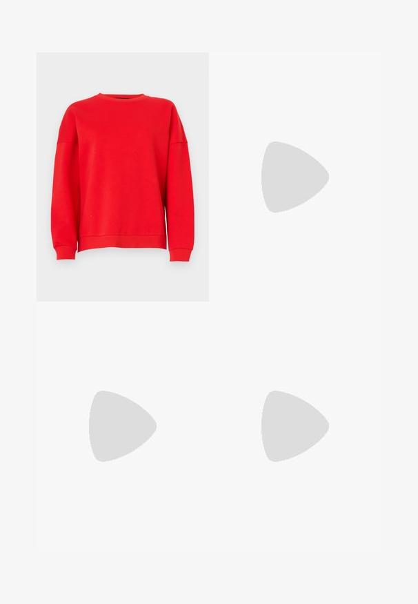 Hanorac roșu din material moale, cu guler rotund, umeri lăsați și manșete funcționale. Design simplu, fără modele sau grafice.; Bermude din denim de culoare albastru închis, cu talie elastică și șnur, având bucle standard pentru curea și detalii de cusătură vizibile.; Adidași albi tip pantofi sport cu glezna din pânză, cu talpă din cauciuc negru, capac de vârf din cauciuc frontal și șase ochiuri pentru șireturi, având un design curat și minimalist.; Geantă de mână din piele roșie, cu un design unghiular și geometric. Dispune de o singură curea ajustabilă și un sistem de închidere cu clapetă, cu detalii cusute.