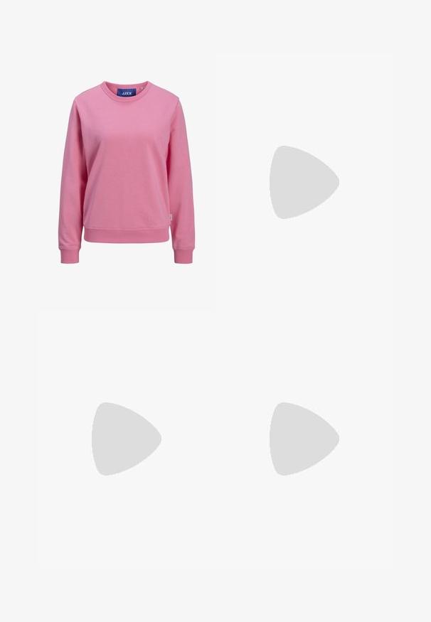 Roza dukserica iz mehkega bombaža. Ima okroglo ovratnico in dolge rokave z reberastimi manšetami in robom. Oznaka je vidna na ovratniku.; Široke rjave kavbojke iz denima, ki imajo visok pas, sprednje žepe in klasično zapiranje na gumb. Gladka tekstura s subtilnim šivom.; Rjav semafor športni copat z belimi črtami, okroglo nos, vezalni dizajn in gumijastim podplatom. Tekstura zgornjega dela s šivi.; Rjava usnjena torba z gladko teksturo, odprto zasnovo zgoraj in dvema naramnima trakovoma. Opremljena je z minimalnim šivanjem in brez vidnih kovinskih delov.