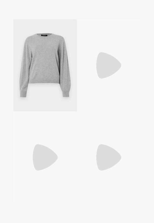 Pull léger gris clair en matière douce. Doté d'un col rond, de manches longues et d'une coupe décontractée avec des poignets et un ourlet côtelés.; Jeans en denim bleu clair avec taille haute, coupe large, deux poches latérales et design plissé. Texture douce avec une finition décolorée.; Talons hauts en cuir noir avec un bout pointu, dotés d'un talon fin et d'un accent en ton or sur la lanière réglable. Texture lisse.; Sac à main en cuir noir avec un design structuré, featuring une forme cropped, une poignée supérieure et des accents en matériel doré. Bandoulière réglable incluse.