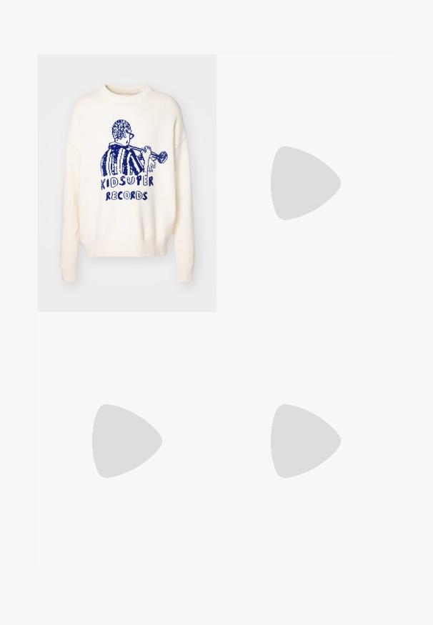 Kidsuper KIDSUPER RECORDS - Strickpullover - cream; Weißes, übergroßes T-Shirt mit kurzen Ärmeln. Hergestellt aus strukturiertem Stoff mit einem gerippten Muster. Rundhalsausschnitt, keine sichtbaren Beschläge.; Helle blaue Denim-Jeans mit lässiger Passform, geradem Beindesign, Fünf-Taschen-Stil und dezentem Verblassen des Stoffes.; Weißer Sneaker mit einem glatten synthetischen Obermaterial, runder Spitze, flachen Schnürsenkeln, strukturiertem Sohlen und einem geschichteten, Plattform-Design für zusätzlichen Halt.
