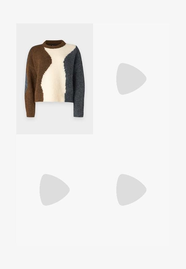 Svetr v barevných blocích s hnědými, krémovými a tmavě šedými odstíny. Vyrobeno z měkké tkaniny, s ribovaným výstřihem a zkráceným střihem.; Bordó korduroy mini sukně s a-line tvarem, s pěti stříbrnými knoflíky vpředu a jemnou žebrovanou texturou.; Černé kožené boty s kulatou špičkou, silným blokovým podpatkem a elastickými bočními akcenty, spárované s tmavými punčochami a černou sukní se rozparkem.; Sluneční brýle ve stylu kočičích očí s černo-oranžovým želvovinovým rámem, hnědými skly a elegantními, špičatými konci. Obsahují minimalistické logo na straně.