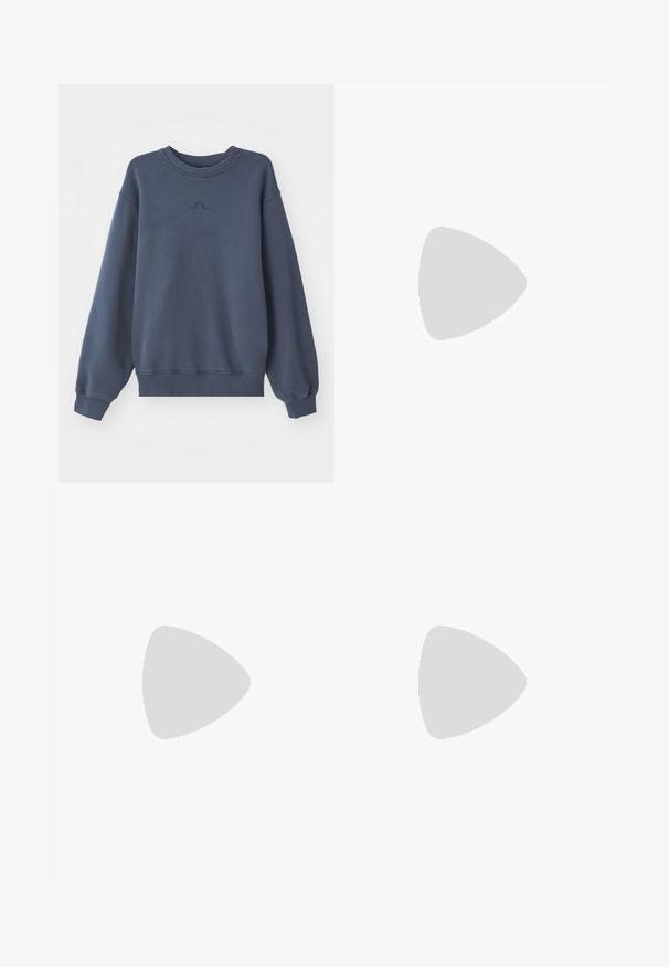 Mörkblå sweatshirt gjord av texturerad tyg, med ribbat rundhals och muddar. Litet broderat logotyp på bröstet.; Vit långärmad skjorta i bomull med knappar. Har en klassisk krage, knappmanchetter och en liten broderad logotyp i marinblått på bröstet.; Ljust blå smala jeans med lätt blekning på låren, framknäppning, bältesslingor och fem fickor på en vit bakgrund.; Grå idrottssko med ovandel i mocka och textil, vit Nike-swoosh och vita snören. Har en texturerad gummisula och vadderad krage.