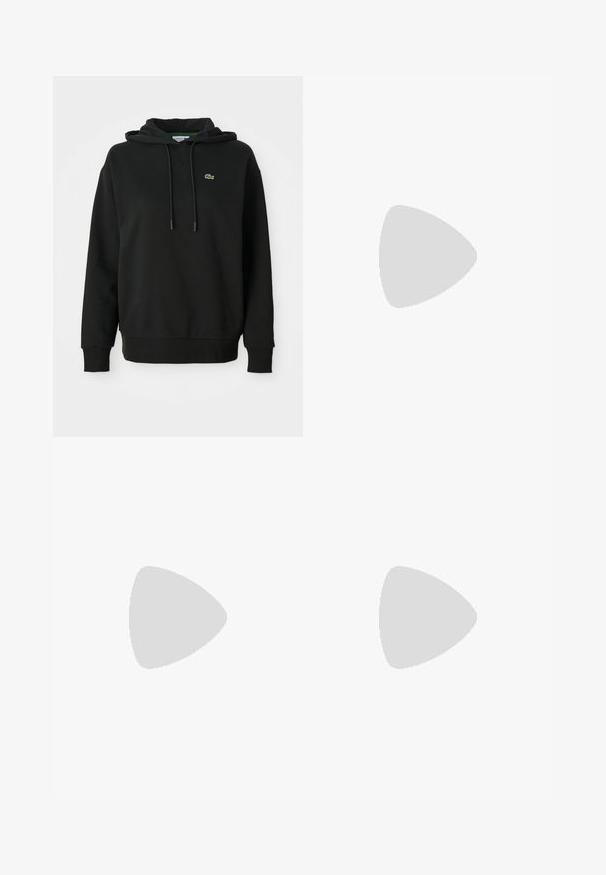 Sweatshirt preto feito de tecido macio, apresentando um bolso canguru, capuz com cordão e um pequeno logotipo verde da Lacoste no peito.; Calças pretas, leves, com um cinto elástico e punhos franzidos. O tecido é suave e apresenta um design relaxado e afunilado.; Ténis de cor beje claro apresentam um tecido texturizado, bico arredondado e uma sola almofadada. Usados com meias de tornozelo bege sobre uma superfície verde.; Bolsa de couro preta com forma curva, alça destacável e detalhes em dourado. A bolsa possui uma aba com detalhe de fivela.