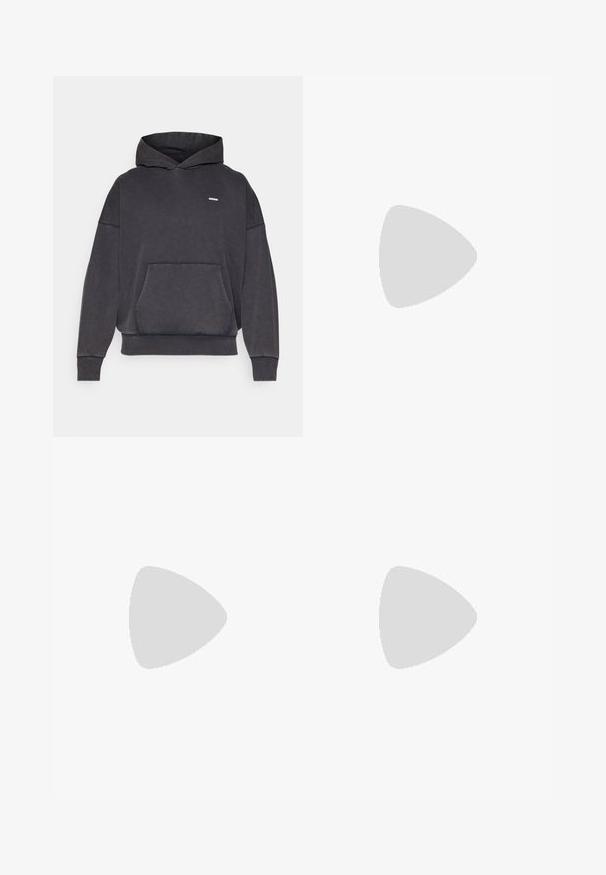 Σκούρο γκρι φούτερ με κουκούλα, φτιαγμένο από μαλακό ύφασμα. Διαθέτει μπροστινή τσέπη, ριμπ μανσέτες και ένα μικρό λο�γότυπο στο στήθος. Απλός σχεδιασμός.; Λευκό αθλητικό μπλουζάκι κοντό μανίκι με υφή γεωμετρικού μοτίβου στο μπροστινό μέρος, κατασκευασμένο από ελαφρύ ύφασμα, στρογγυλή λαιμόκοψη και άνετη εφαρμογή.; Μαύρο αθλητικό παντελόνι με λεία υφή, στενή εφαρμογή, ελαστική μέση και πλαϊνές τσέπες. Διαθέτει ένα μικρό λογότυπο στον αριστερό μηρό.; Άτομο που φορά μαύρα αθλητικά παπούτσια με υφασμάτινες πλευρές και λογότυπο, συνδυασμένα με μαύρες κάλτσες και κοντά παντελόνια σε ανοιχτό δάπεδο.