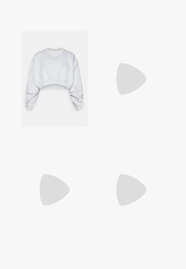 Grå kortärmad sweatshirt gjord av mjukt tyg, med rund halsringning, sänkta axlar och ribbade muddar. Inga synliga mönster eller logotyper.; Svart kort t-shirt i mjukt material, med rund halsringning, korta ärmar och avslappnad passform. Subtila sömnadsdetaljer.; Svarta leggings av stretchtyg, med hög midja, avsmalnande ben och uppvikta bruna, i en jämn, matt textur.; Ljust grå sportskor med en texturerad stickad ovandel, mintgröna detaljer, vita snören, gummisula och en dragflik på hälen.