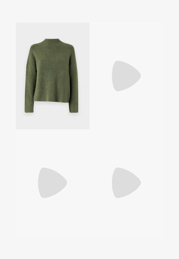 Olijfgroene geribbelde gebreide trui met een hoge hals en lange mouwen, met een relaxed fit en een zachte textuur. Geen zichtbare patronen of accenten.; Lichtblauwe denim wijde jeans met een hoge taille, voorzakken en een rits. Heeft een vervaagde wassing en een raw hem bij de enkels.; Lichtgrijze sneaker van suede en mesh, met drie witte strepen, ronde neus en een gumrubberen zool. Gouden logo-accent bij de veters.; Cat-eye zonnebril met een zwart en oranje schildpadframe, bruine lenzen en slanke, puntige uiteinden. Bevat een minimalistisch logo op de poot.