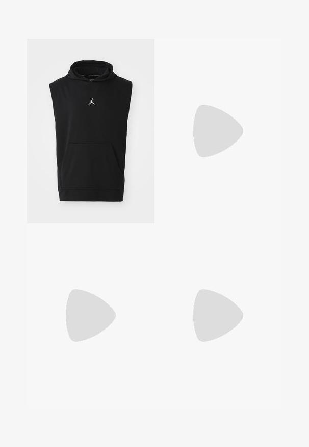 Sort ærmeløs hættetrøje lavet af bomuldsblanding, med en front kangaroo-lomme og et hvidt Jordan-logo på brystet.; Hvid bomulds t-shirt med korte ærmer, rund halsudskæring, afslappet pasform, og ingen synlige logoer eller mønstre. Glat tekstur og minimalistisk design.; Sorte joggingbukser lavet af blødt stof, med en elastisk talje med snøre, ribbede manchetter og et lille logo på venstre lår.; Hvide lædersneakers med perforeringer, rund tå, flad sål og tykke snørebånd, med et synligt swoosh-logo og "AIR" på hælen.