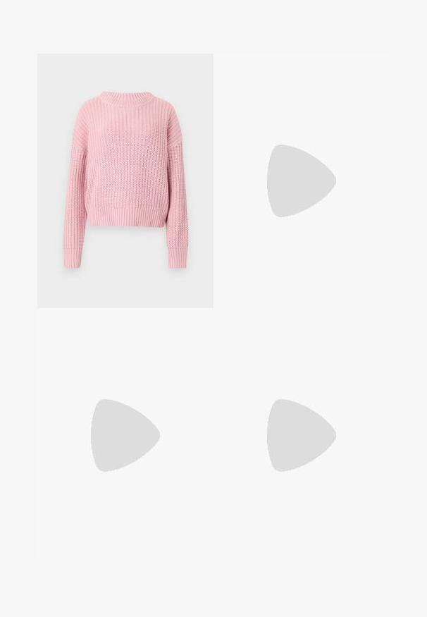 Różowy sweter wykonany na drutach o prążkowanej strukturze, luźny krój, szeroki okrągły dekolt oraz długie rękawy, w stylu skróconym i jednolitym kolorze.; Czarne dżinsy o szerokich nogawkach, wykonane z denimu, z kontrastowym białym szwem i zapięciem na guzik z przodu, posiadające dwie ukośne kieszenie z przodu.; Różowe zamszowe sneakersy z zielonymi paskami, białymi akcentami i brązową gumową podeszwą. Posiadają teksturowany materiał i detale logo po boku.; Srebrny naszyjnik z łańcuchem o gładkim, okrągłym, płaskim designie. Posiada błyszczące wykończenie i ma około 20 cali długości.