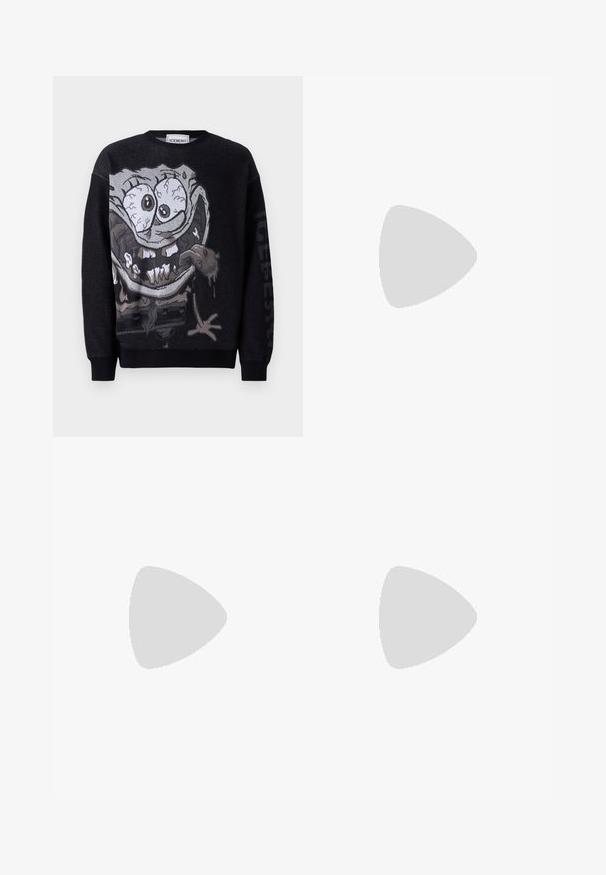 Pull en tricot noir avec un design graphique d'un personnage de type cartoon aux grands yeux et aux traits déformés. Manches et ourlet côtelés.; Pantalons cargo noirs en coton à coupe ample, dotés de deux poches latérales et de texte brodé sur la jambe gauche.; Stuart Weitzman CLUB CLASSIC PENNY LOAFER - Mocassins de ville - black; Sac à bandoulière en cuir noir avec une poche avant zippée, logo embossé et une bandoulière ajustable. Texture lisse avec une forme structurée.