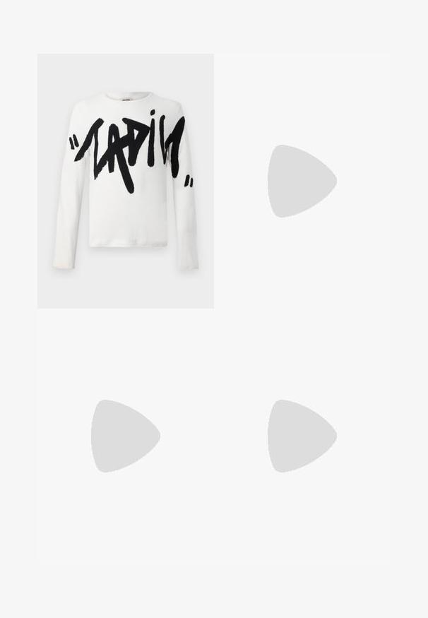 Bela dolga majica z dolgimi rokavi, ki ima napis "LADIES" v velikih črnih črkah. Mehka tkanina z okroglim izrezom in običajnim krojem.; Svijetloplavi traperici s visokim strukom, ravnim nogavicama i izguženim detaljima na desnom bedru i lijevom koljenu.; Bela trenerka z zaključki iz semiša, okroglo konico, ravne vezalke in kremna gumijasta podplata. Ima zeleno blagovno znamko na peti.; C black leather crossbody bag z zadrgo, z teksturirano površino in srebrnimi dodatki. Na sprednji strani je logo "Armani Exchange".