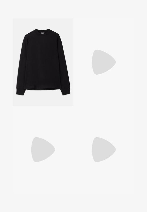 Svart långärmad t-shirt i mjuk bomull. Har rund nacke, lös passform och ribbad mudd. Inga synliga mönster eller logotyper.; Svarta byxor i ett glatt tyg, med en veck fram, knappstängning och uppvikta nederkant vid anklarna.; Svart läderloafersko med rund tå, subtila sömnadsdetaljer och låg klack, med en jämn yta och minimalistisk design.; Svart canvas toteväska med svarta läderhandtag. Enkel design, rymlig kropp och en slät textur. Inga synliga logotyper eller mönster.