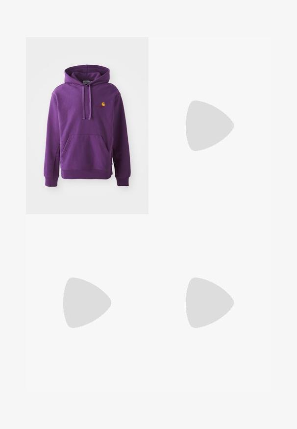 Felpa con cappuccio viola, dotata di tasca frontale e polsini a coste, con un piccolo logo arancione Carhartt sul petto. Tessuto morbido al tatto.; Pantaloni cargo in verde oliva, realizzati in cotone, con un design a gamba larga, pieghe e tasche laterali per utilità.; Mocassino in pelle nera con punta arrotondata, dettagli cuciti e una fascia decorativa sul davanti. Suola piatta con profilo minimal.; Set di sette anelli in argento con diversi design, tra cui motivi attorcigliati, collegati e incisi. Diverse forme e larghezze.