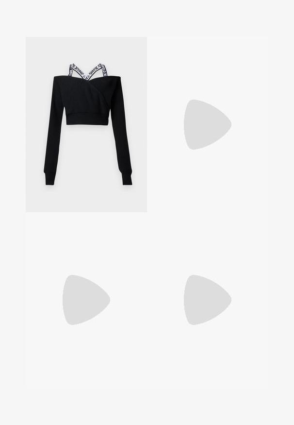 Camisola preta de malha curta com mangas compridas e alças brancas cruzadas com marca nos ombros.; Calças largas pretas de cintura alta, com pregas à frente e um cinto com fivela. Feitas de um tecido liso e leve.; Sapato de salto agulha em pele envernizada preta, com bico pontudo, três correias decorativas com tachas e a marca "Karl Lagerfeld" no salto.; Bolsa de couro preta com um design estruturado, detalhes em corrente e alça, e uma superfície texturizada. Apresenta um fecho de aba com a marca visível.