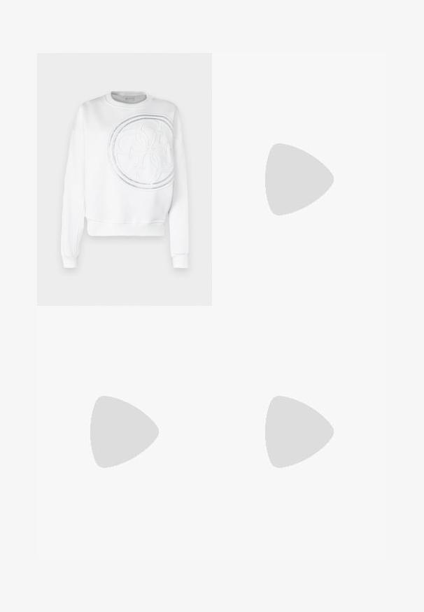 Felpa bianca con collo a giro, caratterizzata da un grande logo in rilievo e sottili dettagli perforati sulla parte anteriore. Texture morbida, vestibilità casual.; Jeans in denim azzurro chiaro con vita alta, taglio a gamba larga, due tasche laterali e design plissettato. Texture morbida con una finitura sbiadita.; Sandali con tacco a blocco beige, con sottili cinturini e punta quadrata. Materiale liscio con dettagli minimi, progettati per un facile utilizzo.; Borsa a mano in pelle nera con un design strutturato, caratterizzata da una forma corta, manico superiore e accessori in metallo dorato. Inclusa tracolla regolabile.