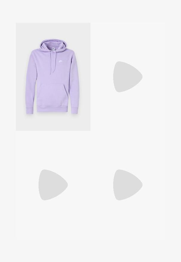 Felpa con cappuccio viola realizzata in tessuto morbido, con tasca frontale, cappuccio con cordino e logo Nike bianco sul petto.; Pantaloni da jogging neri con vita elasticizzata, dalla vestibilità morbida, caviglie a costina, texture liscia e senza motivi visibili o dettagli in metallo.; Sneaker Nike Air Max 90 bianco con tomaia in mesh e pelle, punta forata e un'unità air visibile nel tallone.; Occhiali da sole neri con finitura opaca, lenti rettangolari, leggero curvatura sulle tempie, dettaglio logo discreto e lenti color fumo.