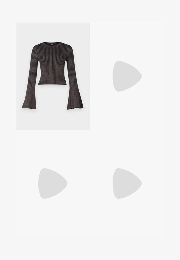 Zwarte, geribbelde longsleeve top met uitlopende mouwen en een ronde halslijn, met een subtiele glans over de stof.; Zwarte wijde broek met hoge taille, knoopdetails op de tailleband en plooien aan de voorkant.; Zwarte open teen hakken sandalen met gekruiste banden, een verstelbare enkelband en een chunky hak, met een gladde leren textuur.; Zwarte handtas met gestructureerde vorm, gladde textuur en een metalen sluiting. Gecombineerd met brede zwarte broeken en sandalen met open teen op een houten vloer.