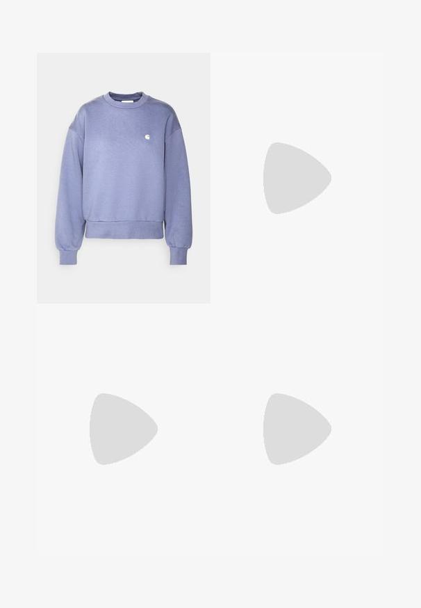 Carhartt WIP CASEY - Melegítőfelső - bay blue/silver; Fehér kantáros nadrág denim anyagból, laza szabással, oldalsó zsebekkel és látható varrási részletekkel. Egyszerű elülső rész gombos záródással.; Beige velúr sportcipők fehér csíkokkal, gumitalppal és kerek orral. Laák farmernadrággal párosítva, ami egyenes szárú és kék anyagú.; Fekete bőr kézitáska egyedi legyezőformával, lapos füllel. A felülete kőriszerű textúrájú és minimalista dizájnnal rendelkezik.