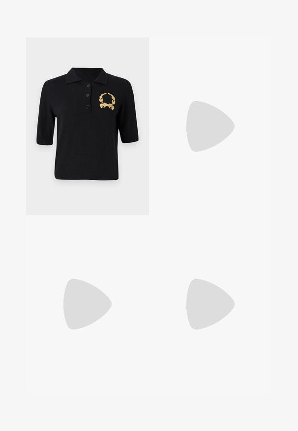 Pólo preto de manga curta feito de um tecido suave, com colarinho, três botões e um emblema de coroa de louros dourada no lado esquerdo do peito.; Calças pretas ajustadas com uma cintura alta, apresentando pregas na frente, um design de perna reta e bainha com punho. Feitas de tecido suave.; Sandal preto de salto alto com tiras cruzadas e fivela ajustável. Apresenta uma textura suave e um salto agulha afilado.; Bolsa de ombro em couro preto com dois bolsos frontais, fivelas douradas, fecho de zíper e uma alça fina. Superfície texturizada e forma retangular compacta.