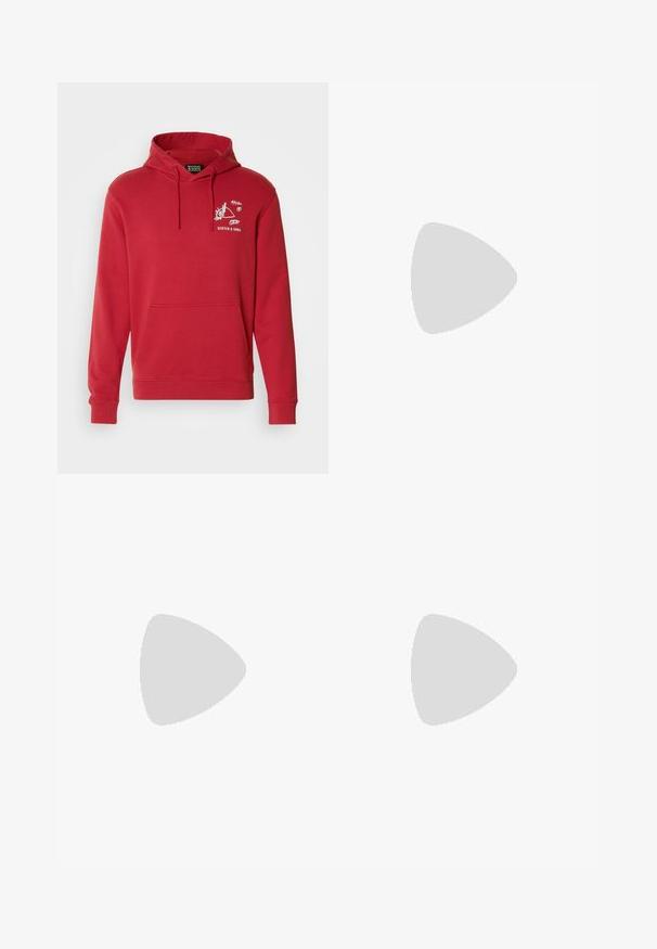 Punainen puuvillaneulehuppari, jossa on kengurupussi, naruhuppu ja valkoinen graafinen printti rintakehässä, joka esittelee geometrisen muotoilun.; Lyhythihainen kermavärinen t-paita, joka on valmistettu puuvillasta. Vasemmassa rinnassa on pieni sininen "ORIGINALS" -logo. Klassinen istuvuus ja pyöreä kaula-aukko.; Musta farkkuhousut suoran lahkeensuunnittelun, viiden taskun muotoilun ja hillittyjen haalistumien yksityiskohdin. Varustettu nappi- ja vetoketjusuljennalla.; Tummansinisiä lenkkareita, joissa on mokka- ja nahkapaneelit, varustettu läpivetokoristeilla, tasaisilla nauhoilla ja erottuvalla valkoisella kumipohjalla.