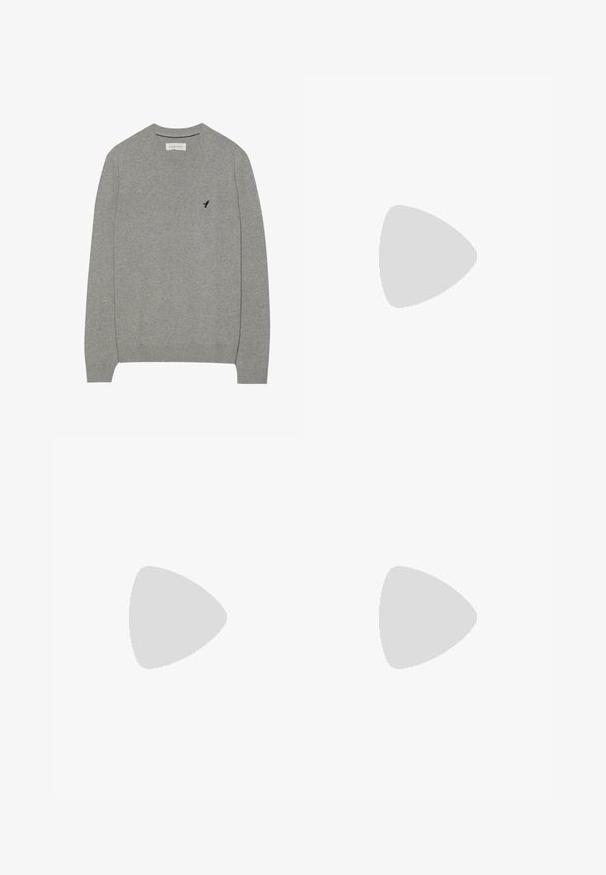 Grå långärmad tröja med rund halsringning. Har en liten mörkblå logotyp på bröstet. Mjuk textur och ribbade muddar.; Beige cargobyxor tillverkade av bomullstwill, med flera sidofickor, rak bendesign och dragkedja med bältesöglor.; Vita sneakers med ljusblå detaljer, läderöverdel, perforerad tå, tjocka snörningar och ribbade vita strumpor mot en blå bakgrund.; Bruna rektangulära solglasögon med tonade linser, plastram och metalldetaljer på sidorna. Har en slank design och mjuk textur.