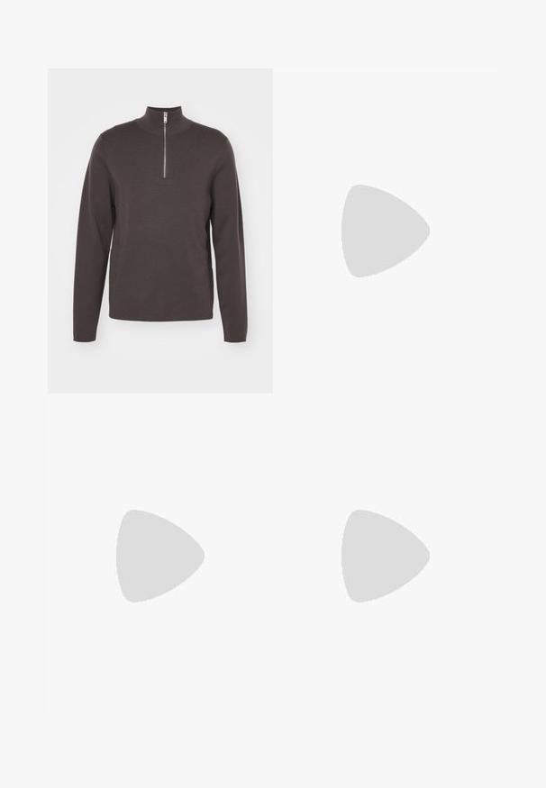 Ciemnoszary długi rękaw sweter z wysokim kołnierzem i półzamkiem. Wykonany z miękkiej, teksturowanej tkaniny. Prosty, minimalistyczny design.; Czarne dżinsy o szerokich nogawkach. Posiadają standardowy pasek, pięć kieszeni oraz metalowe okucia. Szczegóły przeszycia wzdłuż szwów.; Czarne skórzane mokasyny o gładkim wykończeniu, z dekoracyjnym paskiem i kontrastowym szwem, w połączeniu z beżowymi spodniami.; Czarna torebka na ramię o zaokrąglonym kształcie, z pojedynczym paskiem i zamknięciem na zamek. Miękka faktura, minimalistyczny design.