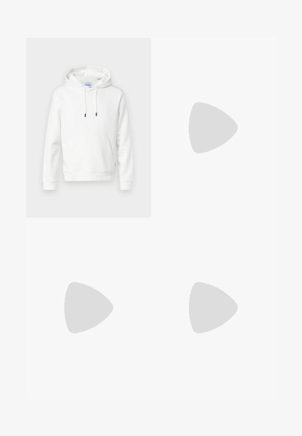 Weißer Hoodie aus weichem Baumwollmaterial, mit einer Fronttasche, verstellbaren Kordeln und gerippten Bündchen. Einfaches, einfarbiges Design mit lockerer Passform.; Schwarze Hose mit plissiertem Vorderdesign, aus glattem Stoff gefertigt. Mit Knopfverschluss und Gürtelschlaufen; gerade Passform.; Schwarze Wildledersneaker mit weißen Schnürsenkeln und drei weißen Streifen. Verfügt über ein kreisförmiges schwarzes Logo auf der Zunge und eine Gummisohle.; Metallgestellte Sonnenbrille mit ovalen grünen Gläsern. Dünner silberner Metallrahmen und schwarze Ohrstücke. Minimalistisches Design, keine sichtbaren Logos.