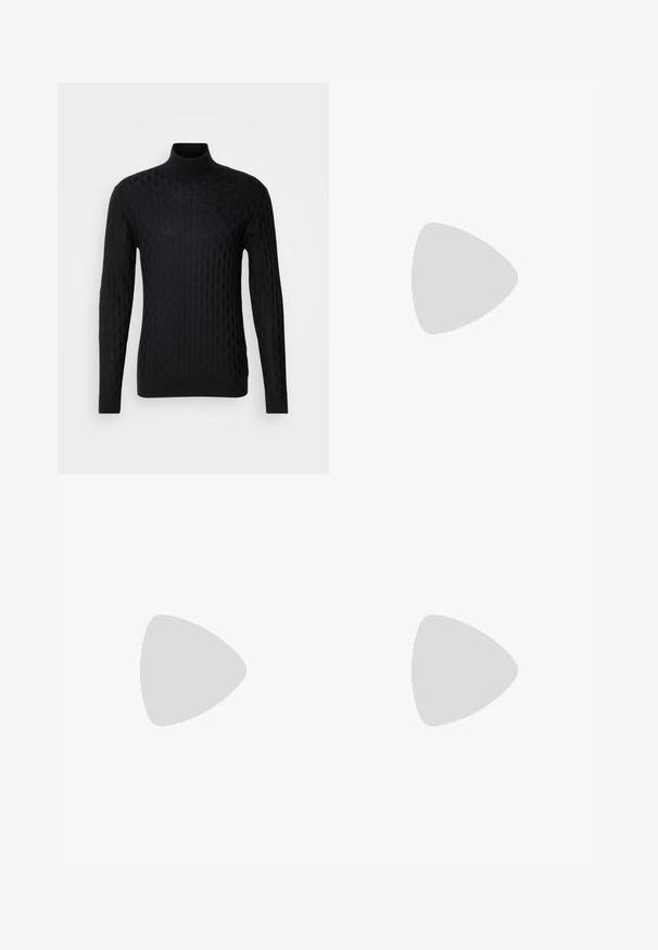 Zwarte coltrui met een gestructureerd ruitpatroon, gemaakt van breimateriaal, met lange mouwen en een aansluitende pasvorm.; Zwarte denim jeans met een rechte pijp, voorzien van een knoopsluiting, vijf zakken en minimale stiksels voor een strakke look.; Zwarte leren veterschoen met een ronde neus, een gladde textuur, minimale stiksels en een lage rubberen hak. Logo op de hak.; Zwarte duffelbag gemaakt van textuursynthetisch materiaal. Beschikt over twee handvaten en een verstelbare schouderband. Eenvoudig ontwerp zonder zichtbare patronen.